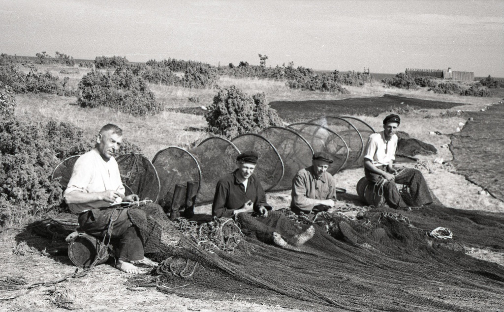 Salme kalurikolhoos: mehed istuvad rannas ja parandavad võrke