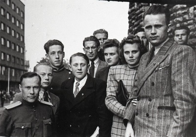 ELKNÜ III kongressi Saaremaa delegatsiooni liikmed Tallinnas Draamateatri trepil. 1948. a.  similar photo