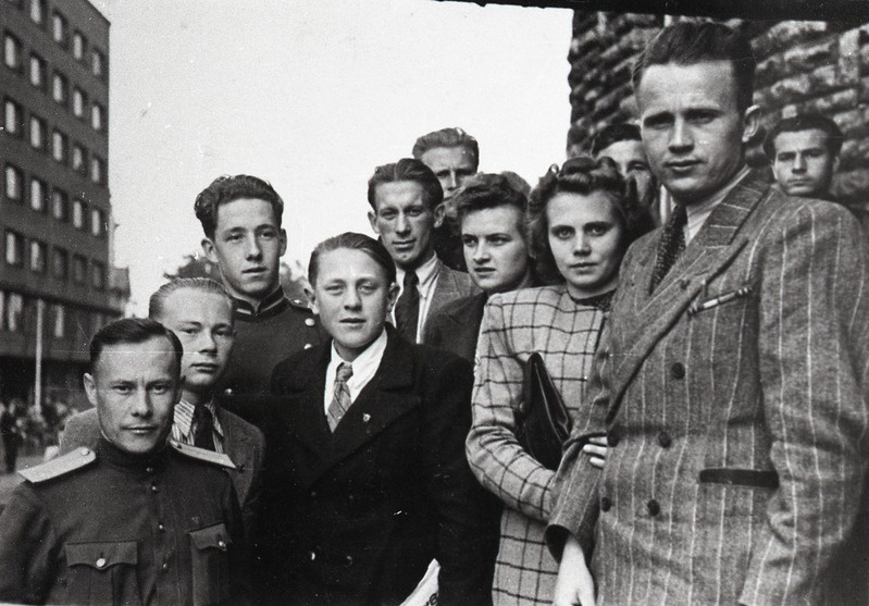 ELKNÜ III kongressi Saaremaa delegatsiooni liikmed Tallinnas Draamateatri trepil. 1948. a.