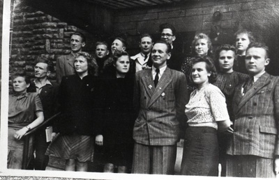 ELKNÜ III kongressi Saaremaa delegatsiooni liikmed Tallinnas Draamateatri trepil. 1948. a.  similar photo