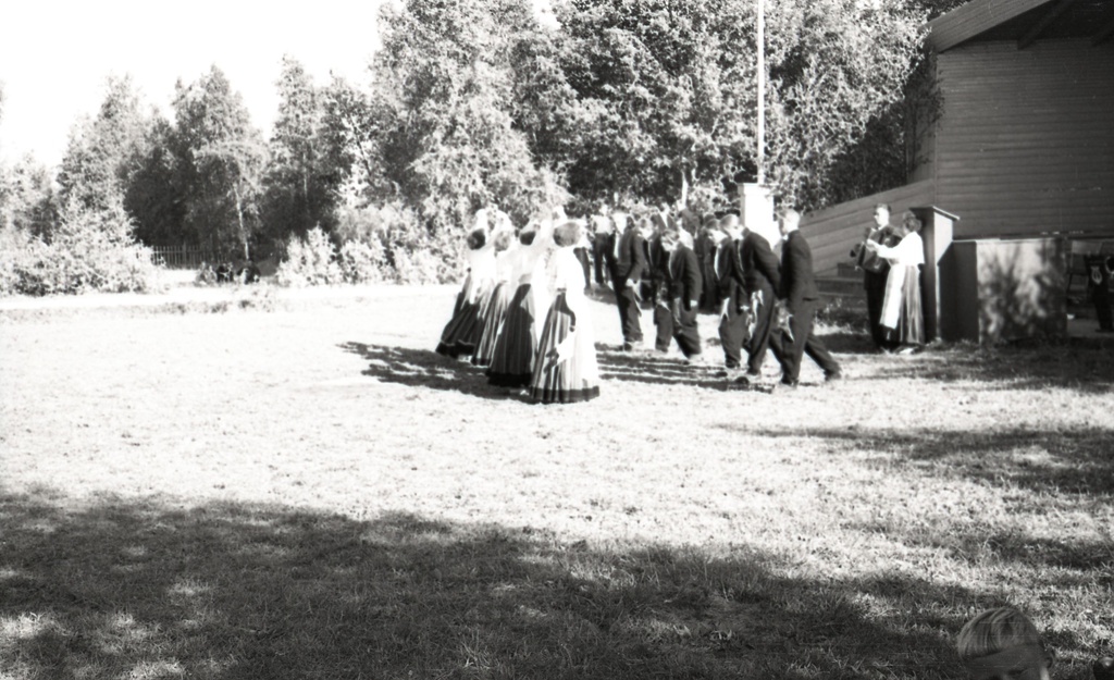 Orissaare rajooni laulupidu 1955. aastal: rahvatantsijad esinemas