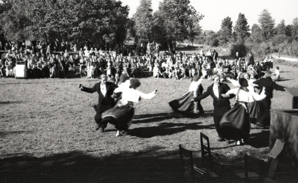 Orissaare rajooni laulupidu 1955. aastal: rahvatantsijad esinemas