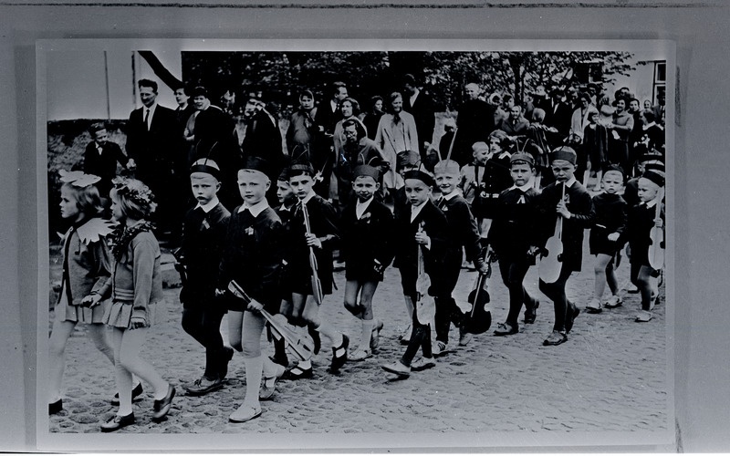 Laste kevadpäevast osavõtjate rongkäik Kuressaares 1966.a.