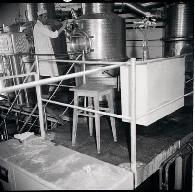 Töö piimakombinaadi piimapulbri vaakumseadme juures  similar photo