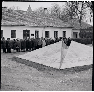 Suure Oktoobri 60. aastapäeva tähistamine Kingissepas 1977. a.: miitingust osavõtjad lossi hoovis.  similar photo