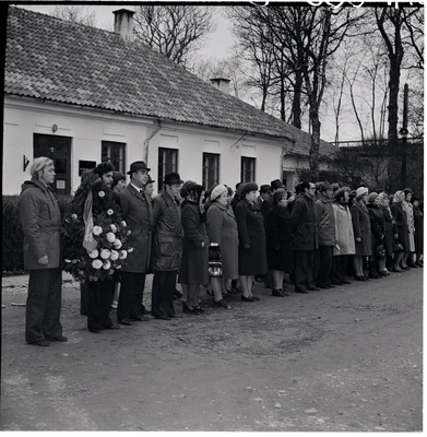 Suure Oktoobri 60. aastapäeva tähistamine Kingissepas 1977. a.: miitingust osavõtjad lossi hoovis. Esiplaanil mehed pärjaga.  similar photo