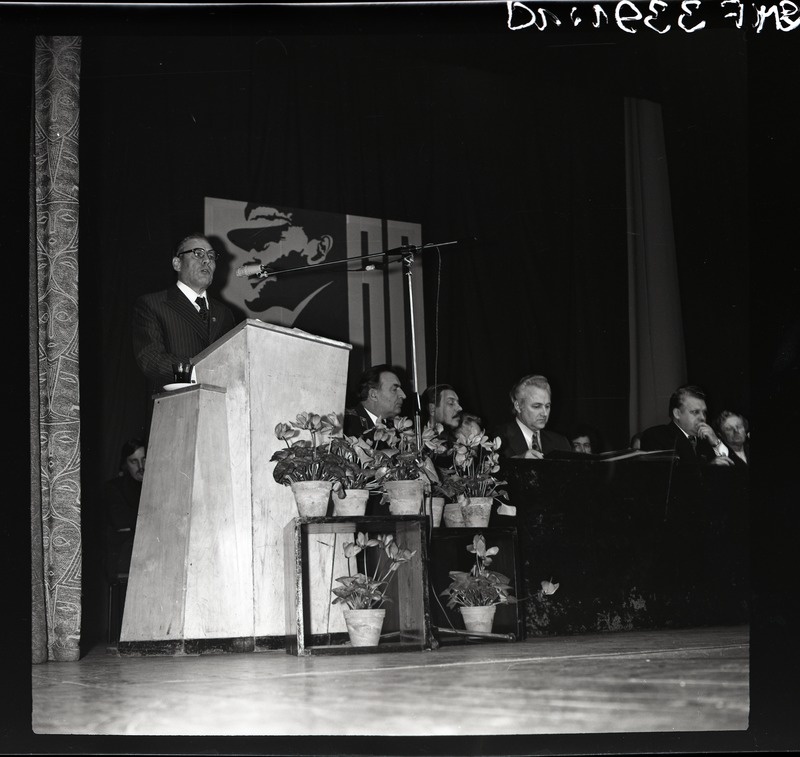 Suure Oktoobri 60. aastapäeva tähistamine Kingissepas 1977. a.: piduliku koosolek kultuurimajas. Kõneleb Jüri Suurhans.