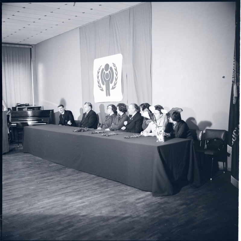 1979. a. toimunud Kingissepa rajooni naiste aktiivi koosolek "Saare Kaluri" klubis: vaade presiidiumile.
