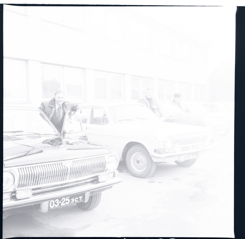 1979. a. toimunud Kingissepa rajooni naiste aktiivi koosolek "Saare Kaluri" klubis: parteikomitee ja täitevkomitee autod külaliste ootel klubi ees.