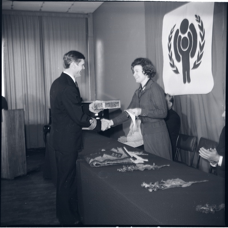 1979. a. toimunud Kingissepa rajooni naiste aktiivi koosolek "Saare Kaluri" klubis: Karl Niine meenet üle andmas Valentina Tereškovale.
