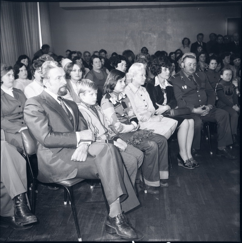 1979. a. toimunud Kingissepa rajooni naiste aktiivi koosolek "Saare Kaluri" klubis: vaade osalejatele.