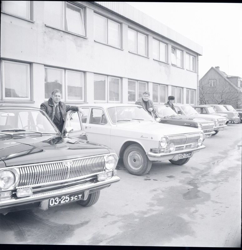 1979. a. toimunud Kingissepa rajooni naiste aktiivi koosolek "Saare Kaluri" klubis: autod külaliste ootel keskusehoone ees.