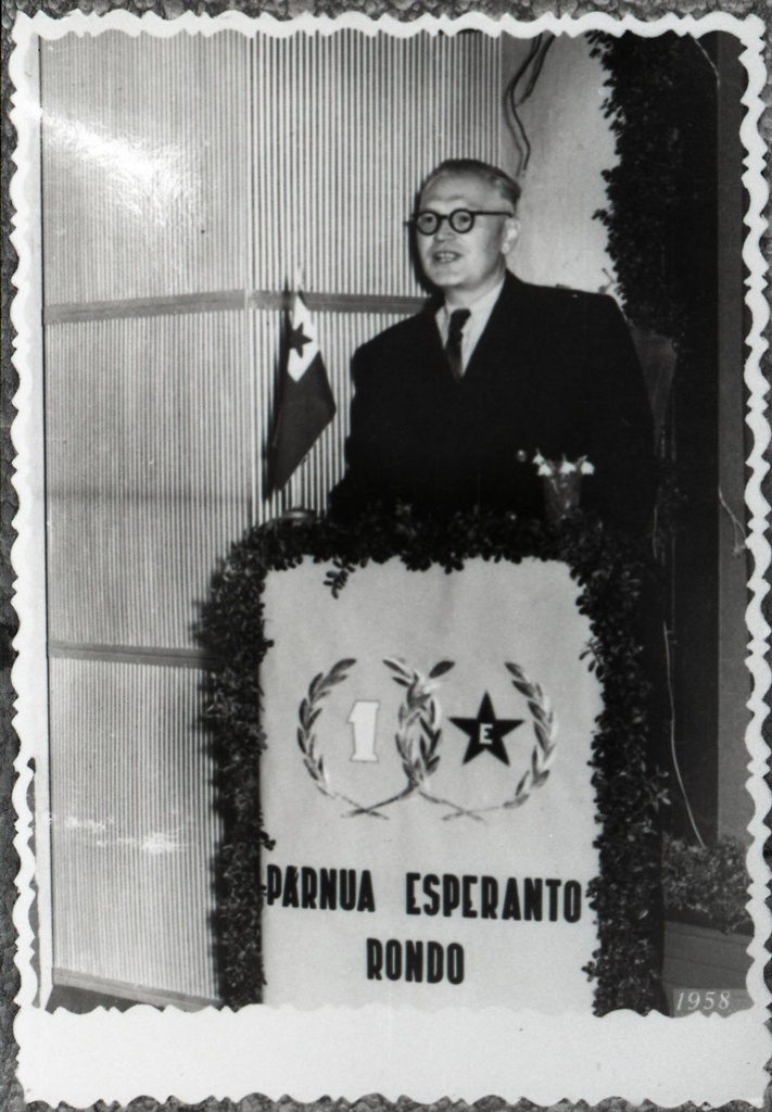 V. Riis  Pärnus esperanto huvilistele kõnet pidamas