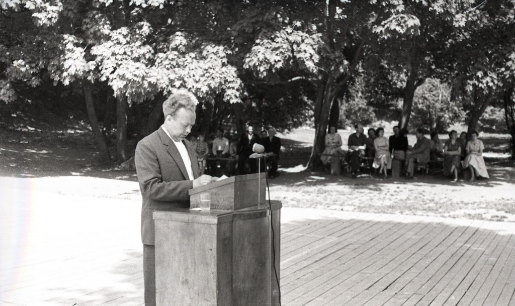 Ülesaaremaaline looduskaitse ja koduuurimise päev Lossihoovis: sõnavõtuga esineb Juhan Peegel.