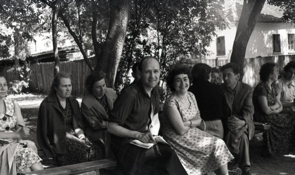 Ülesaaremaaline looduskaitse ja koduuurimise päev Lossihoovis: rahvas ettekandeid jälgimas.