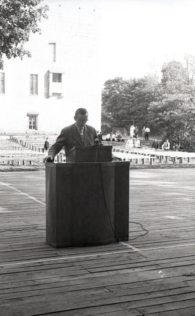 Ülesaaremaaline looduskaitse ja koduuurimise päev Lossihoovis: sõnavõtuga esineb Jaan Eilart.