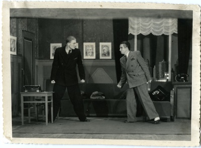 Stseen Kuressaare Teatri etendusest Elu tsitadellis  duplicate photo