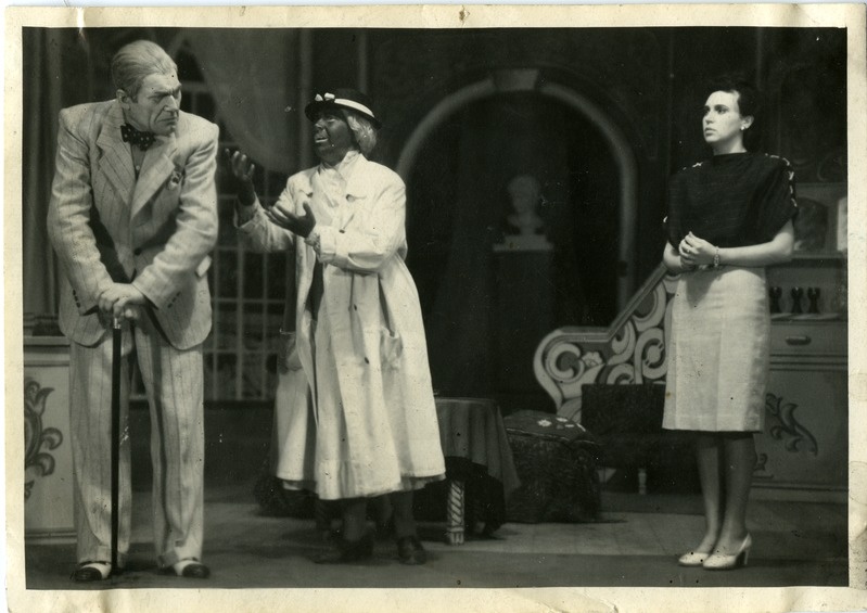 Stseen Kuressaare Teatri lavastusest Sügavad juured