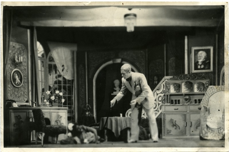 Stseen Kuressaare Teatri lavastusest Sügavad juured