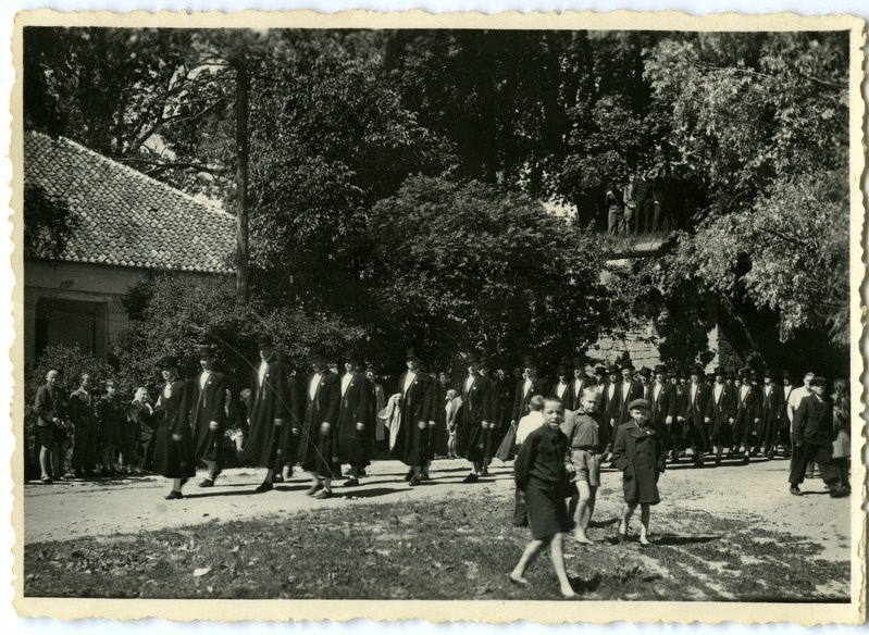 1948. aasta Saaremaa laulupeo rongkäik: marsib ENSV Filharmoonia Meeskoor