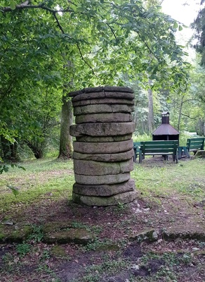 A monument consisting of 13 sandstones in the Old-Vigala Manor Park. rephoto