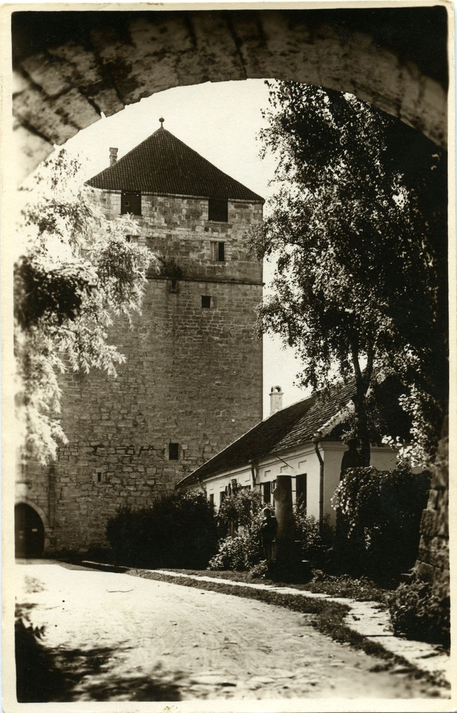 Vaade Kuressaare linnuse Kaitsetornile kindluse väravakäigust