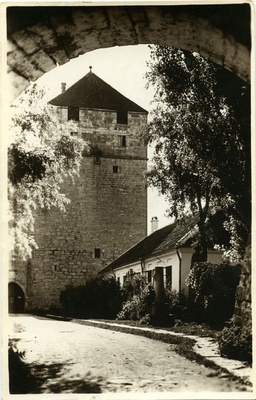 Vaade Kuressaare linnuse Kaitsetornile kindluse väravakäigust  duplicate photo