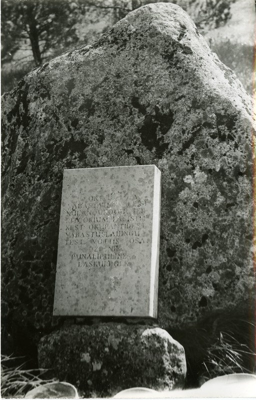 Mälestuskivi Karja bussipeatuse juures
