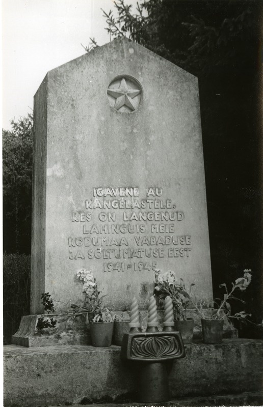 Vennashaud monumendiga Mustjala kalmistul