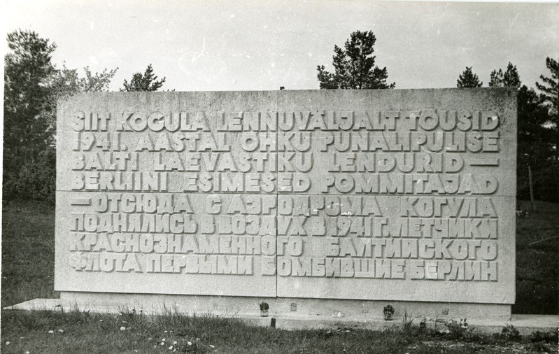 Mälestuskivi lennuvälja asukohas,kust 1941.a. toimusid väljalennud esimesteks pommirünnakuteks Berliinile
