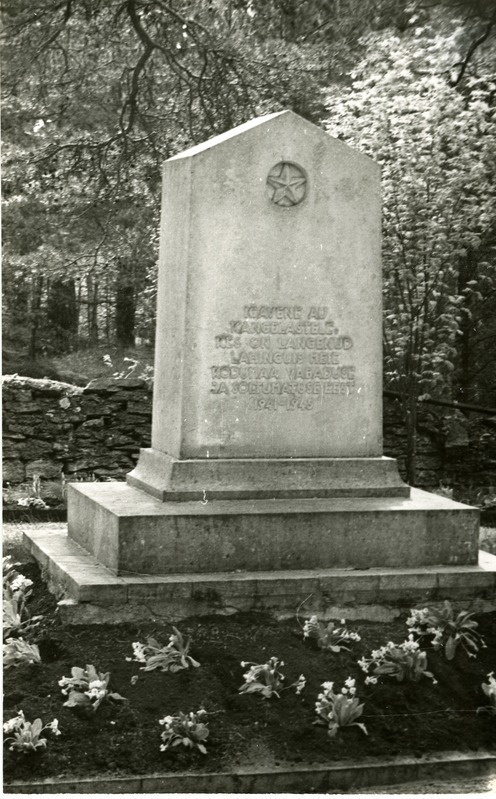 Vennashaud mälestussambaga Kärla kalmistul