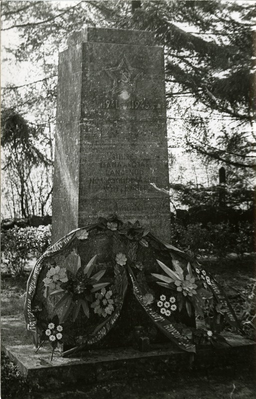 Vennashaud monumendiga Saikla-Nõmme kalmistul