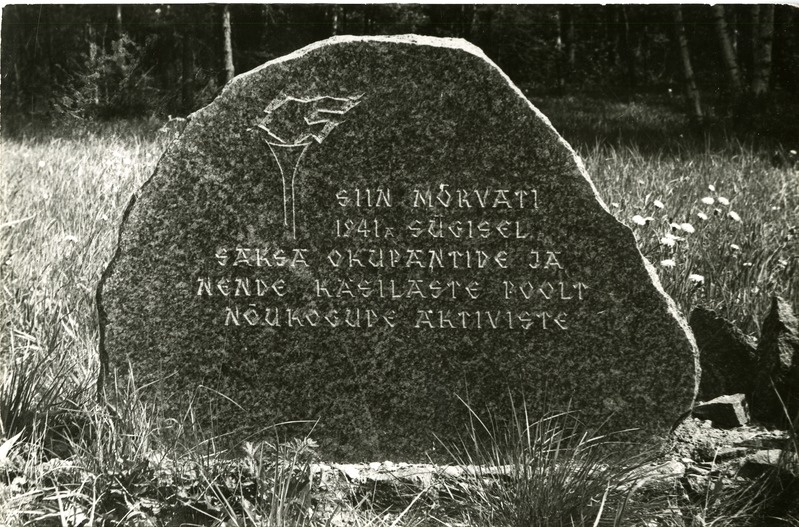 Mälestuskivi fašismiohvritele Põri männikus