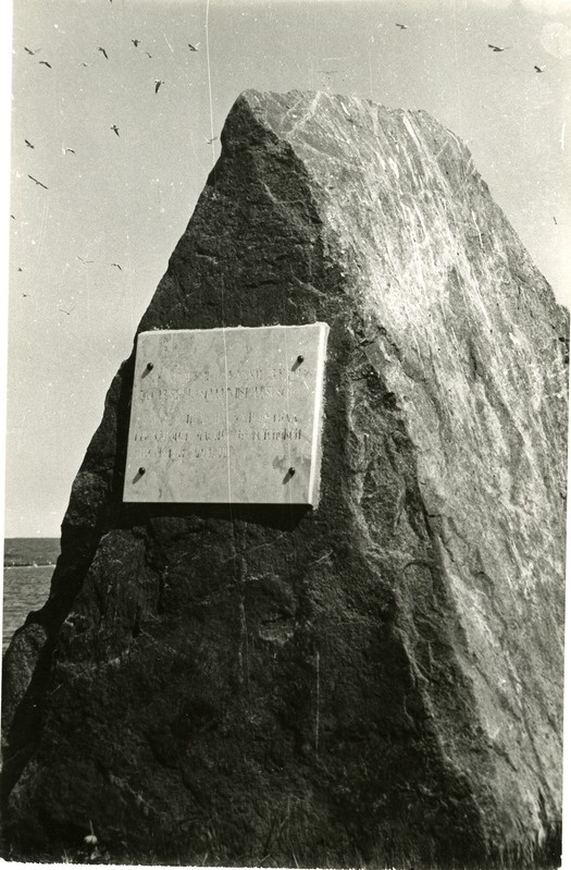 Mälestuskivi, kus ööl vastu 5. oktoobrit 1944.a. maabusid 249. eesti laskurdiviisi üksused