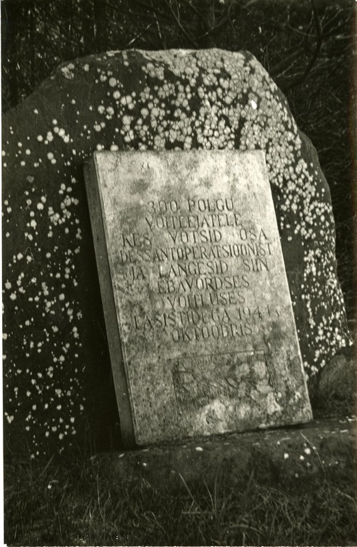 Rändrahn mälestustahvliga 300. polgu võitlejatele, kes võtsid osa dessantoperatsioonist Vintri külas