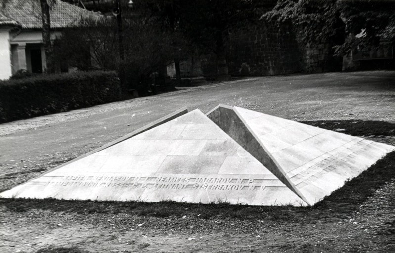 Monument vennashaual Kuressaare lossihoovis