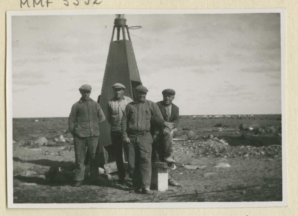 Building men at the old Prangli fire tank