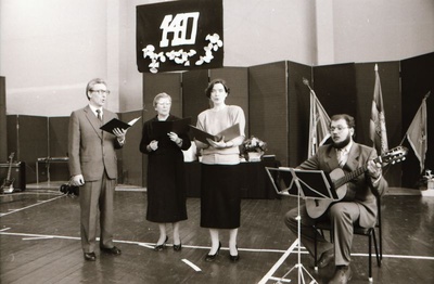 Fotonegatiiv. Taebla kooli 140.aastapäeva tähistamine 29.aprillil 1988.a. Leo Treu, Margit Ilves,Janne Raba ja Kaido Prikk.
Foto: Elmar Ambos.  similar photo