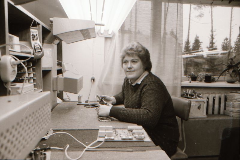 Negatiiv. Palivere Ehitusmaterjalide Tehase automaatikatsehhi töötaja Lea Adman 1987.aastal.  
Foto: E. Ambos.