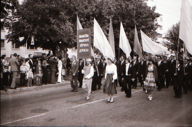 Negatiiv. Laululava Haapsalu piiskopilinnuses rongkäik 15.-17.06.1979