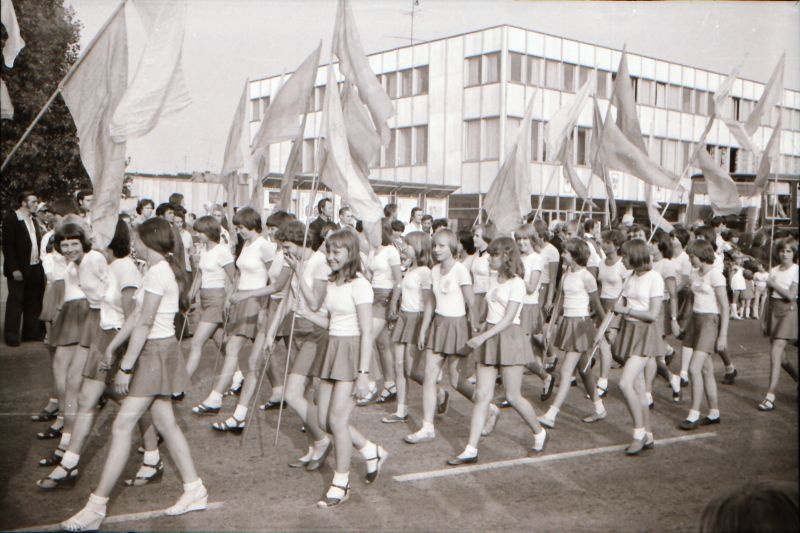 Negatiiv. Laululava Haapsalu piiskopilinnuses rongkäik 15.-17.06.1979