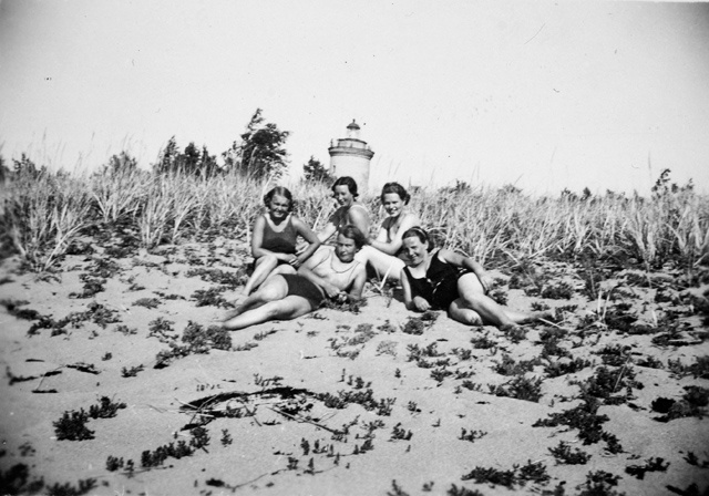 Group of sungers at the fire tower of Naissaare in Lääne Coast