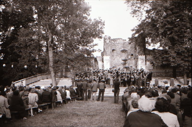 Negatiiv. Laululava Haapsalu piiskopilinnuses publik 15.-17.06.1979