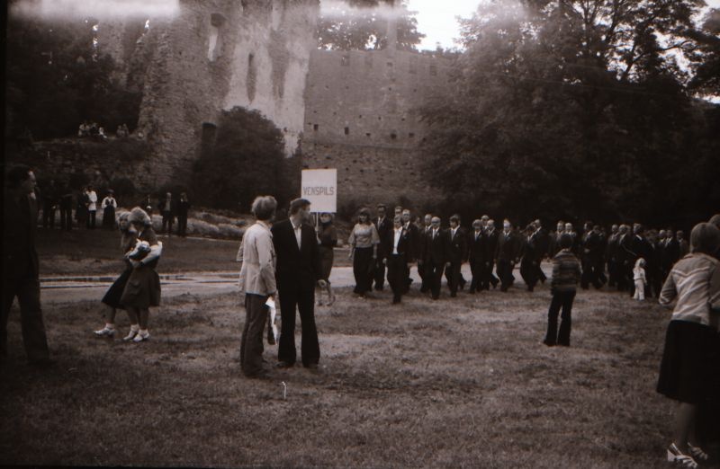 Negatiiv. Laululava Haapsalu piiskopilinnuses rongkäik 15.-17.06.1979
