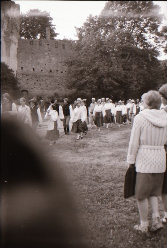 Negatiiv. Laululava Haapsalu piiskopilinnuses rongkäik 15.-17.06.1979