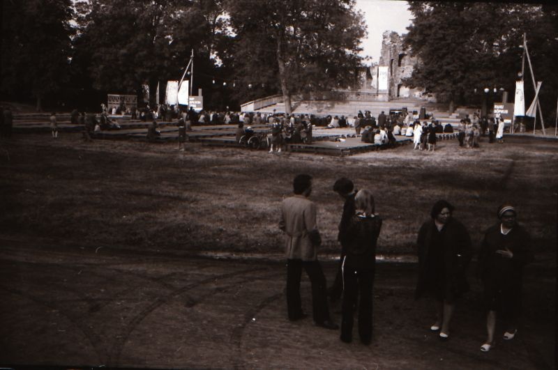 Negatiiv. Laululava Haapsalu piiskopilinnuses 15.-17.06.1979