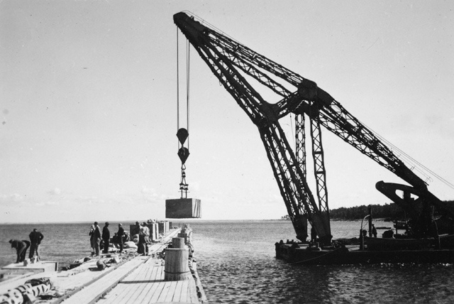 Naissaare port, loading works