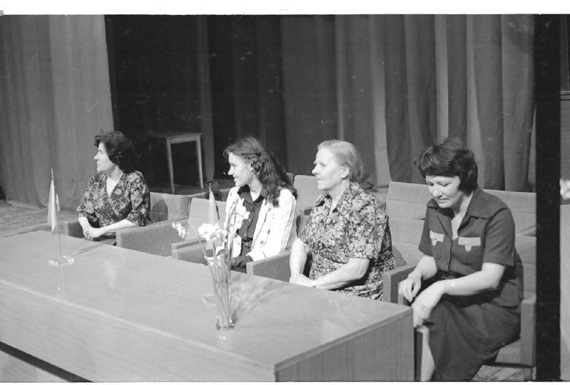 Negatiiv. Haapsalu Koduloomuuseumi 50. juubel, mai 1979. Töötajad presiidiumis.  Foto: A. Tarmula.