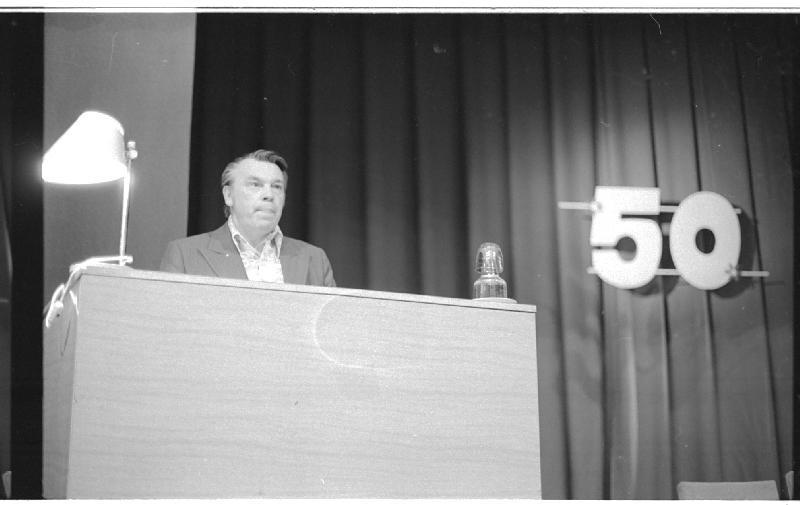 Negatiiv. Haapsalu Koduloomuuseumi 50. juubel, mai 1979. Kõnepuldis Fredi-Armand Tomps. Foto: A. Tarmula.