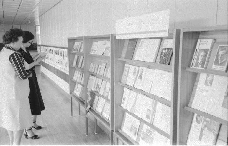 Negatiiv. Teaduslik konverents "Haapsalu 700" kultuurimajas, mai 1979. Raamatunäitus. Foto: A. Tarmula.